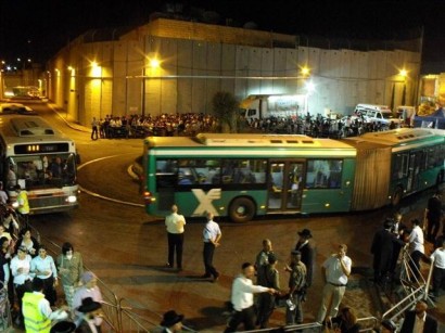 15-מחכים לאוטובוסים... צילום - שמואל בן ישי - סוכנות הידיעות ''חדשות 24'' (Small)