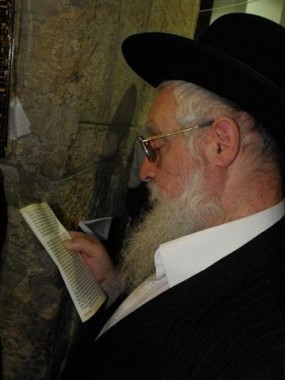 24-הגאון הרב יעקב יוסף בתפילה. צילום - שמואל בן ישי - סוכנות הידיעות ''חדשות 24'' (Small)