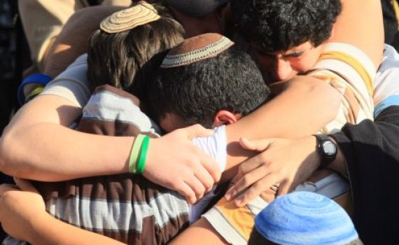 אוספים את השברים. בני נוער: "איננו תלויים ברבנים"