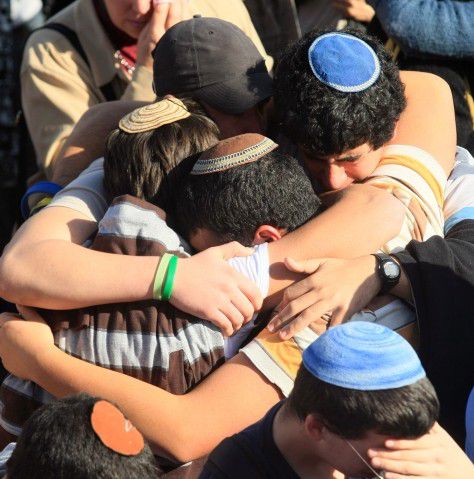 אוספים את השברים. בני נוער: "איננו תלויים ברבנים"