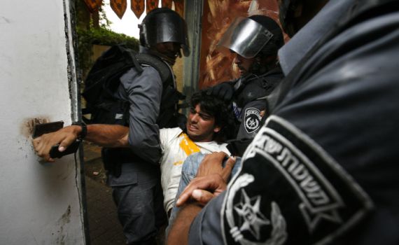 פורים לא שמח לשוטר מעג'מי: ישלם פיצויים למפגין כתום