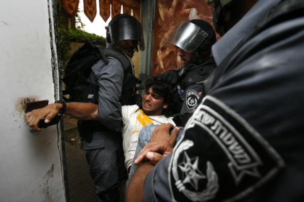 פורים לא שמח לשוטר מעג'מי: ישלם פיצויים למפגין כתום