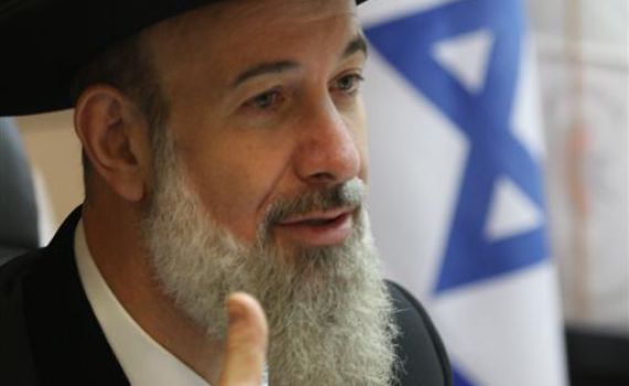 הרב מצגר: חיילים צריכים לצאת מהאולם בעת שירת נשים