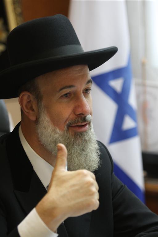 הרב מצגר: חיילים צריכים לצאת מהאולם בעת שירת נשים