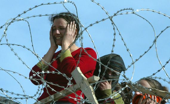 חיים בסרט: אנרכיסטית ומתנחלת במסע משותף בכלא