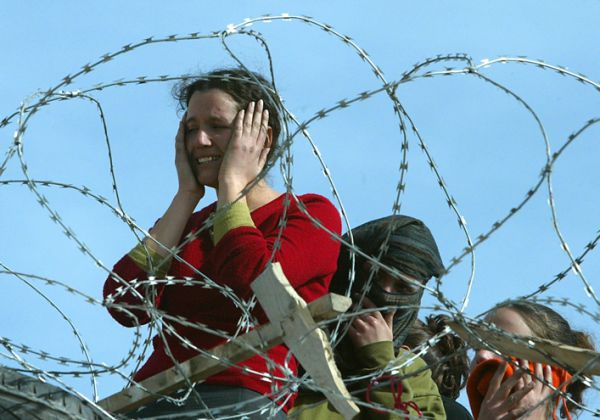 חיים בסרט: אנרכיסטית ומתנחלת במסע משותף בכלא