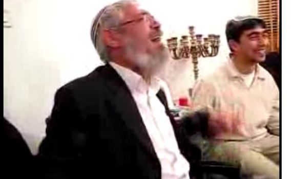 בושות בחתונה: הרב אלון הגיע – הרבנים הפגינו