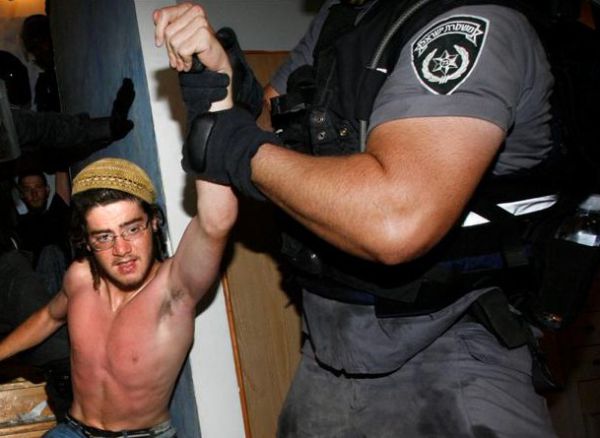 בית המשפט: השוטרים התעמרו במתנחלים