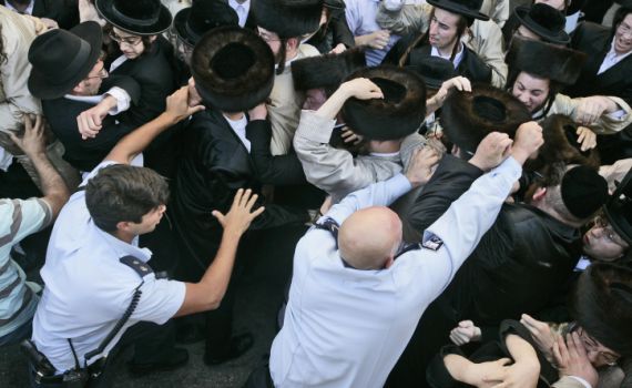 חרדים ומתנחלים נלחמים בכחולי המדים