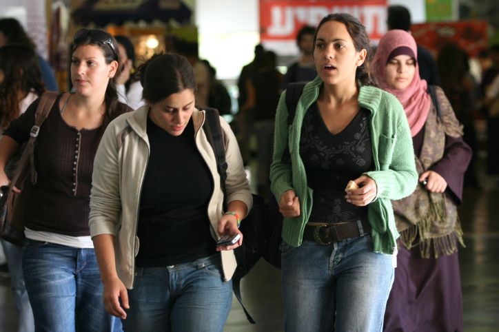 בעברית יופסקו השיעורים וילמדו על האבולוציה