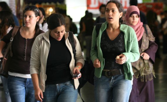 בעברית יופסקו השיעורים וילמדו על האבולוציה