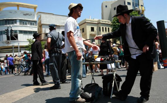 דוכני תפילין? לא בשכונת רמת אביב הירוקה