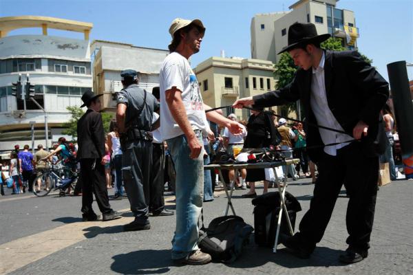 דוכני תפילין? לא בשכונת רמת אביב הירוקה
