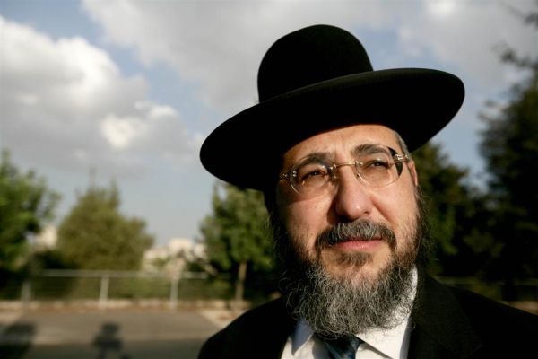 הרב אמסלם: זו גזירת שמד? מדובר בקברי גויים!