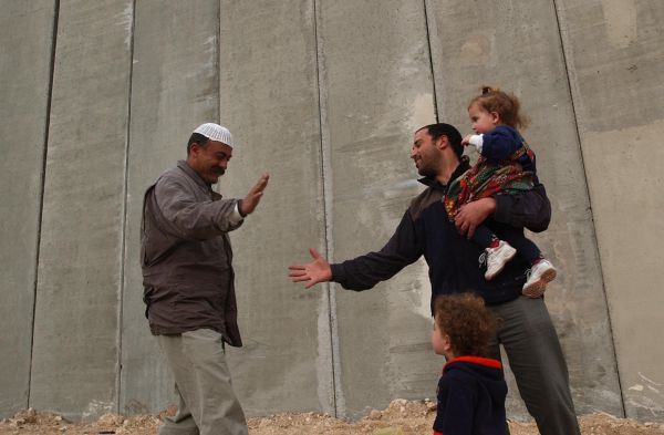 המשיח בפתח? פלסטינים ומתנחלים יפגינו נגד הגדר