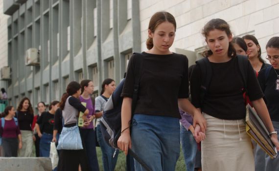 מוסד חינוכי דתי פיטר מורה רווקה שנכנסה להריון. מוסרי?