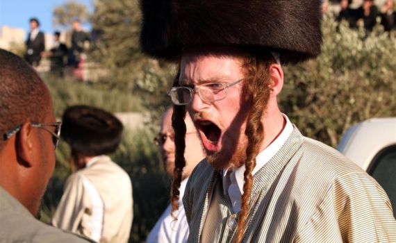 זעם חרדי: "גונן גינת, שרלו ובני לאו – איך אתם מעיזים?"