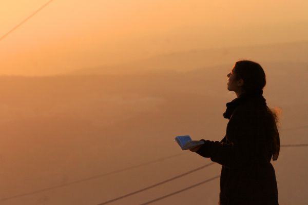 מלחמת הזרמים והתוויות: עד מתי נקטלג את עצמנו לדעת?