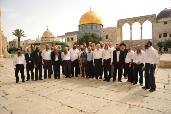 ברננה נעלה: עשרות רבנים עלו להר הבית