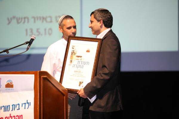 ח"כ אלקין: מקרבים הדור הצעיר לתורה דרך אותיות מסוכר ודבש