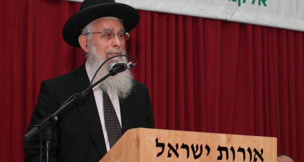 הרב אריאל: אישה עובדת? יש לך פטור מניקיונות