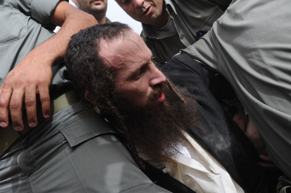 הפגנת יחידים: "רוב החרדים לא נמצאים בבי"ח בברזילי"