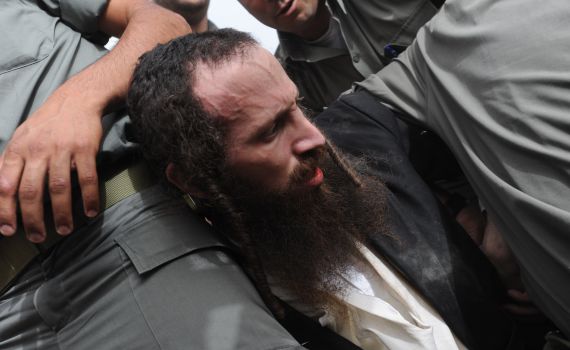 הפגנת יחידים: "רוב החרדים לא נמצאים בבי"ח בברזילי"