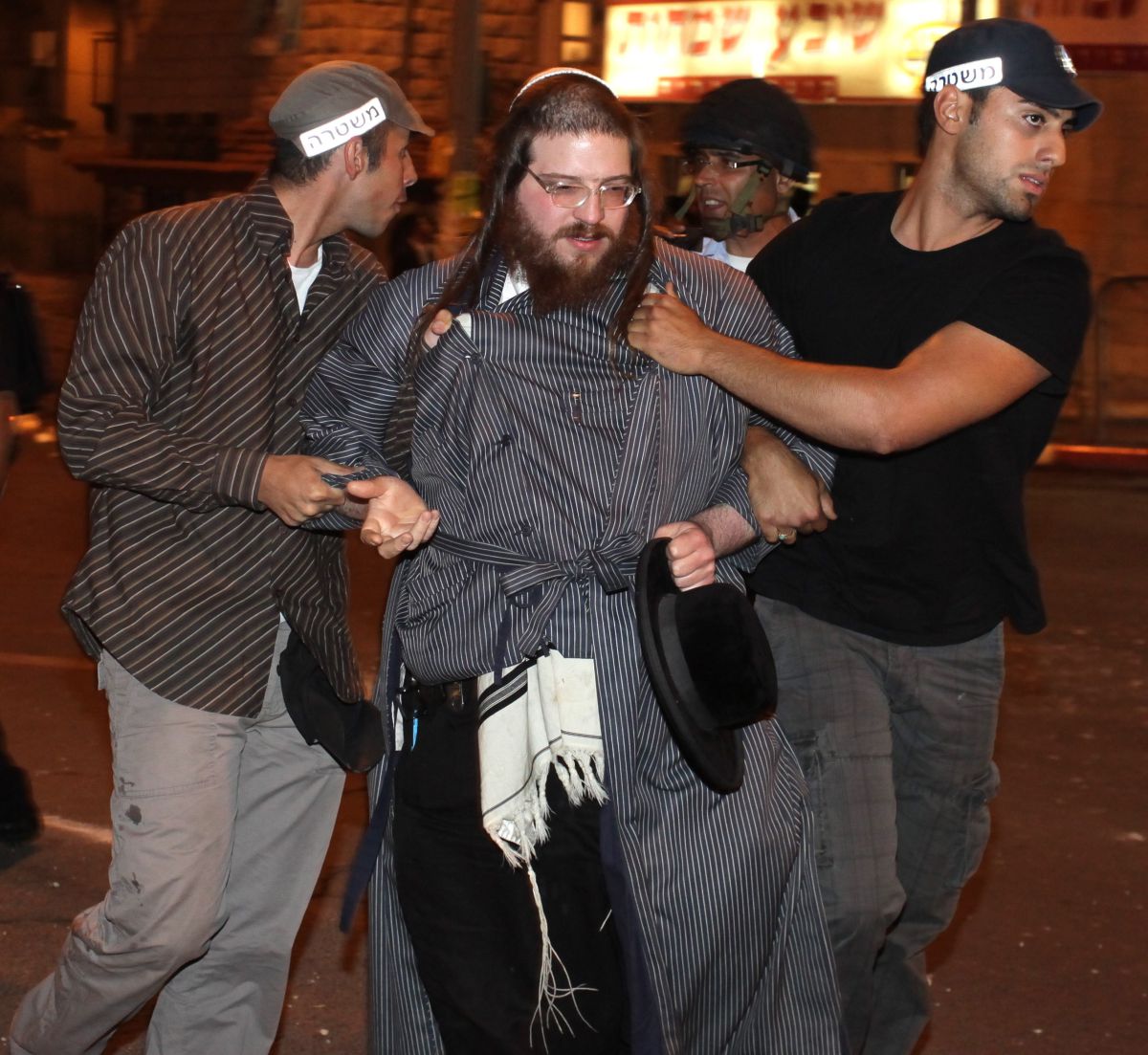 צעירים בי-ם: החרדים שורפים פחים? שישלמו על הנזק