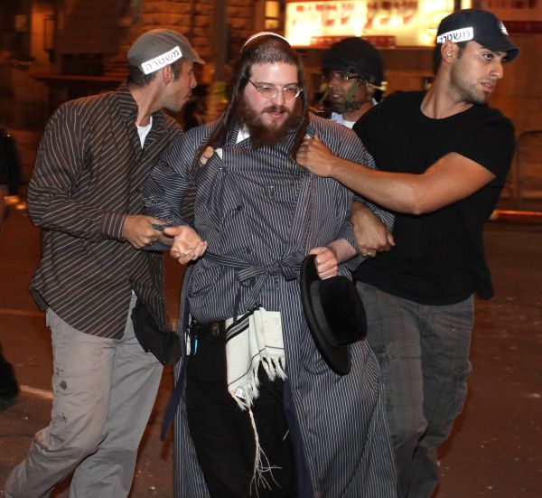 צעירים בי-ם: החרדים שורפים פחים? שישלמו על הנזק