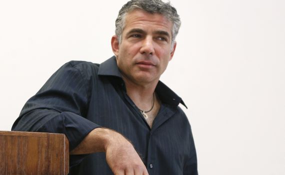 רב חדש ב'צהר'? לפיד יעביר שיעור תורה בליל שבועות