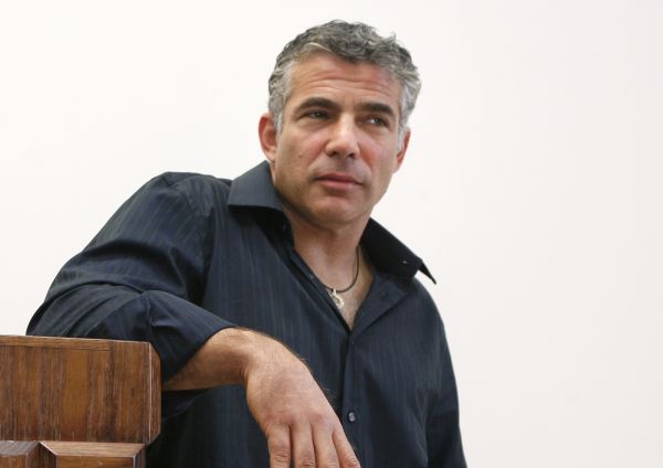 רב חדש ב'צהר'? לפיד יעביר שיעור תורה בליל שבועות