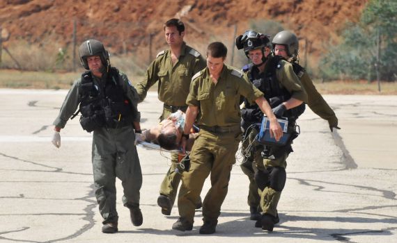 מי שולח לוחמים להילחם בטרוריסטים עם רובי צעצוע?