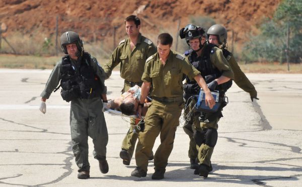 מי שולח לוחמים להילחם בטרוריסטים עם רובי צעצוע?