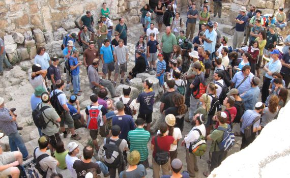 מטיילים בכפר א-סמוע. כלומר אתשמוע התנ"כית