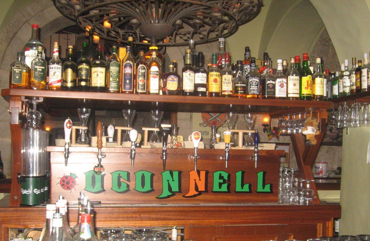 יציאה כשרה: בת עמי מגלה את הפאבים של י-ם והפעם – האוקונל