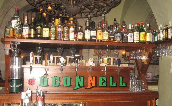 יציאה כשרה: בת עמי מגלה את הפאבים של י-ם והפעם – האוקונל