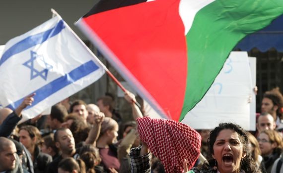 בלי לפחד כלל: יהודי אחד מול עשרות מפגינים מוסלמים