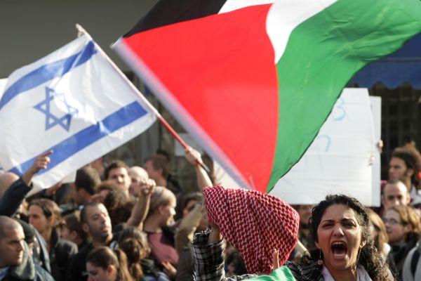 בלי לפחד כלל: יהודי אחד מול עשרות מפגינים מוסלמים