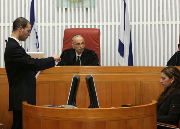 תביעת נזיקין ראשונה נגד פקחי ההקפאה