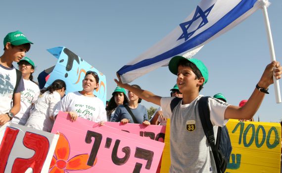 האם 'הארץ' מחרים את מפוני גוש קטיף בגלל תביעת דיבה?