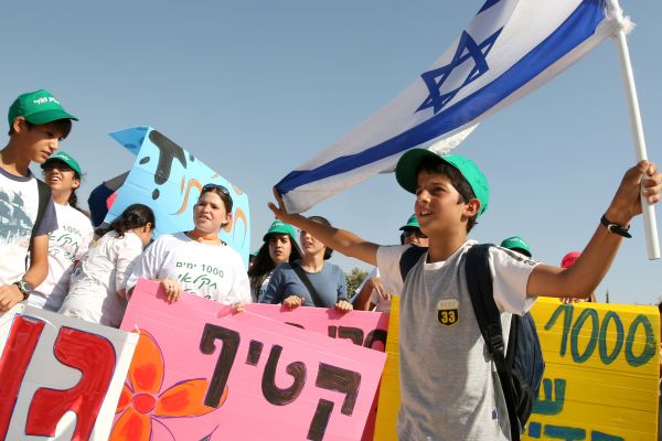 האם 'הארץ' מחרים את מפוני גוש קטיף בגלל תביעת דיבה?