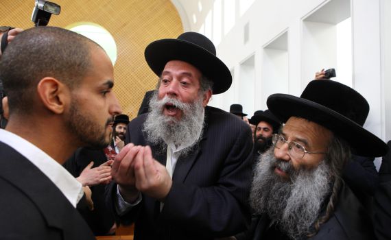 הרב ישראל רוזן נותן בהם סימנים: על דתיים וגזענות