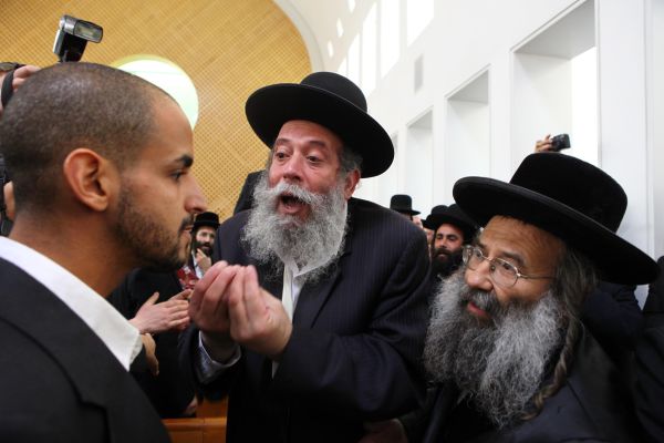 הרב ישראל רוזן נותן בהם סימנים: על דתיים וגזענות