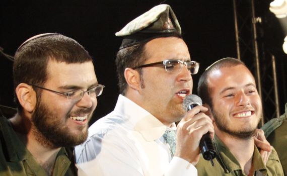 מה מה מה: צפו איך שוואקי מרים את אפרת