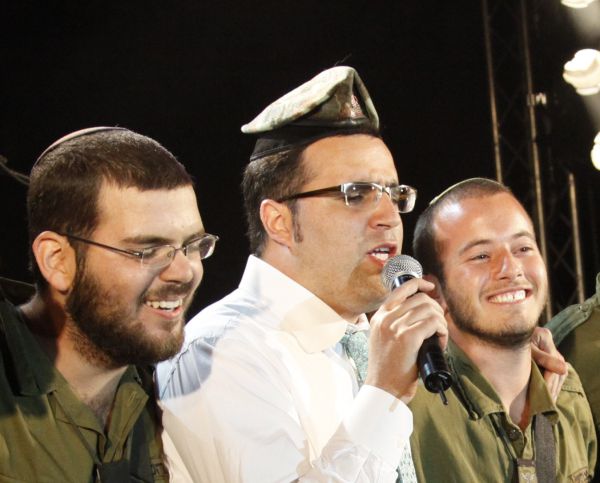 מה מה מה: צפו איך שוואקי מרים את אפרת