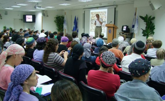 לומדים על בית הכנסת: מאות הגיעו לימי העיון במכון לנדר