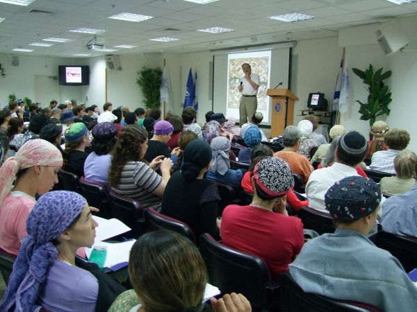 לומדים על בית הכנסת: מאות הגיעו לימי העיון במכון לנדר