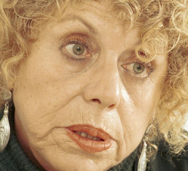 הכוהנת ממורמרת: שולמית אלוני פותחת את הפה