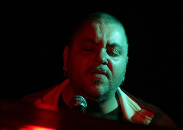 פעילי השמאל נגד ארקדי דוכין: הוא מנגן ושר בהתנחלויות