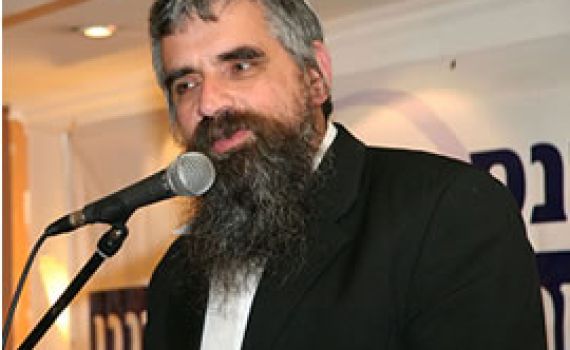 הרב שרלו: יש לארח מסתננים בהתנחלויות